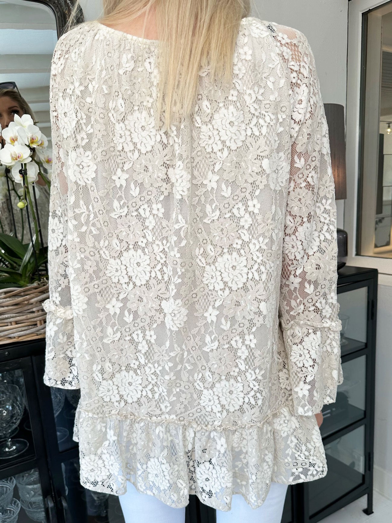 Trille - Sød blondetunika med flæsekant